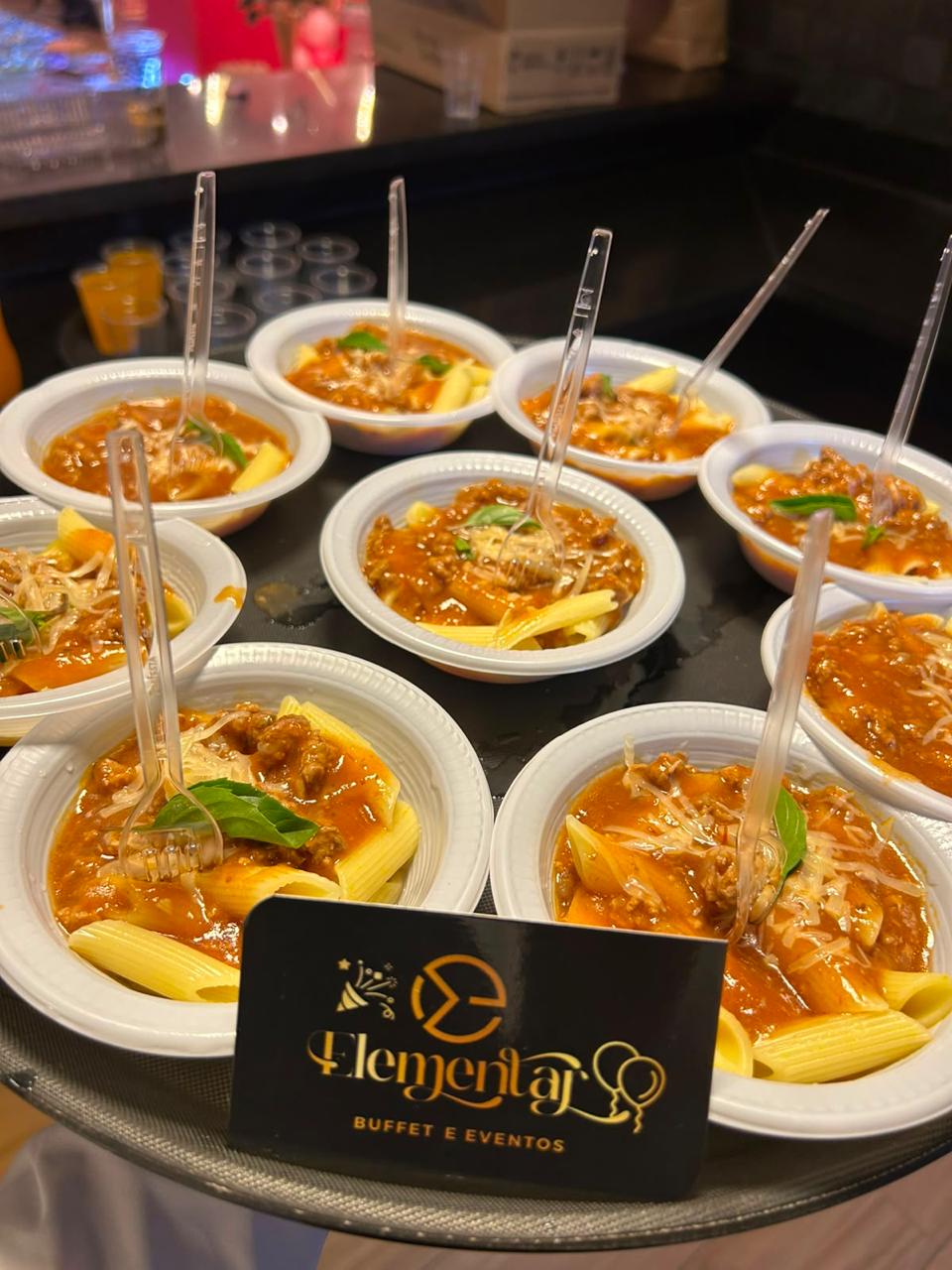Porções de penne ao sugo com carne moída e queijo servidas em bowls