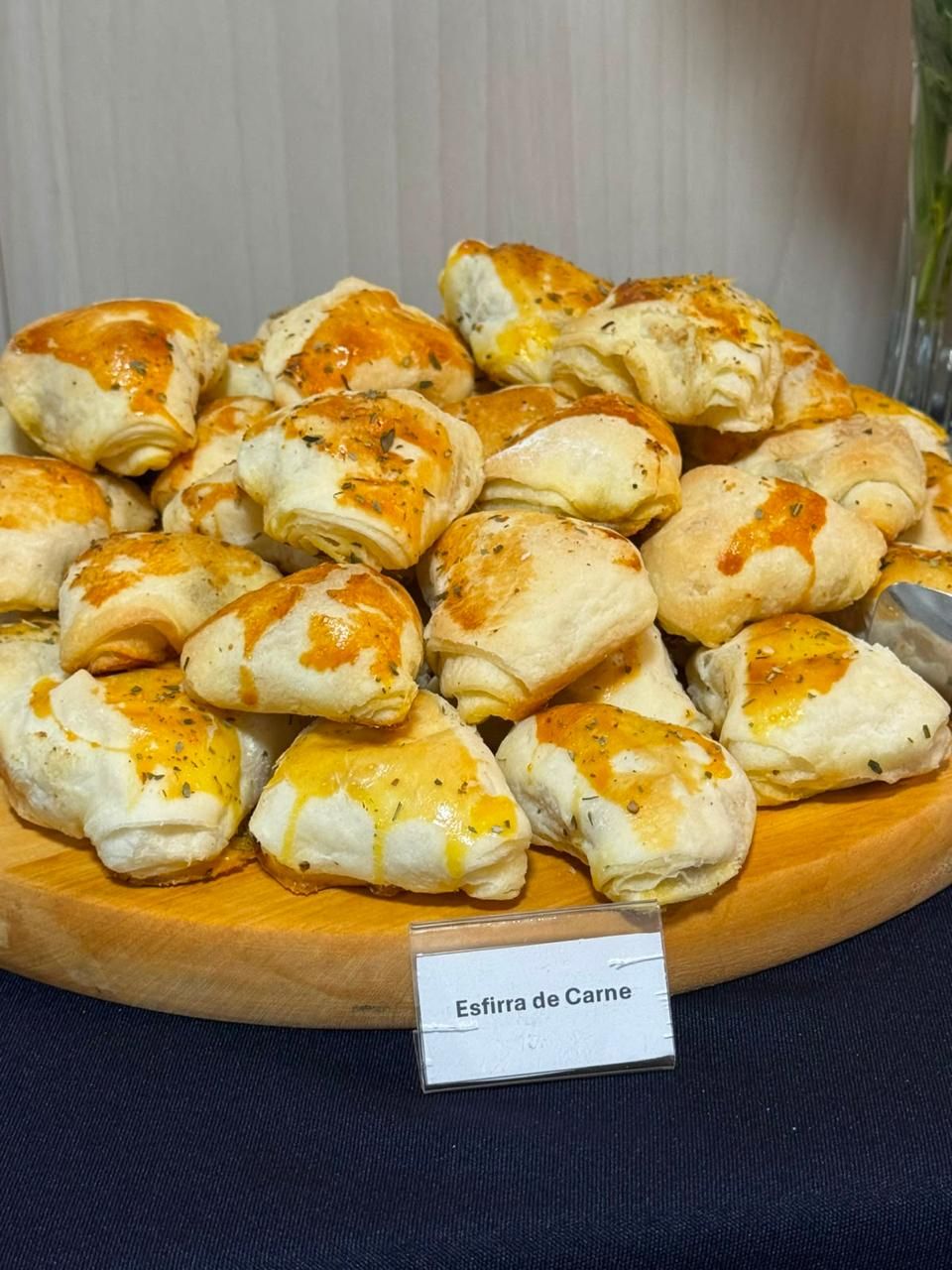 Tábua com esfirras de carne recém-assadas
