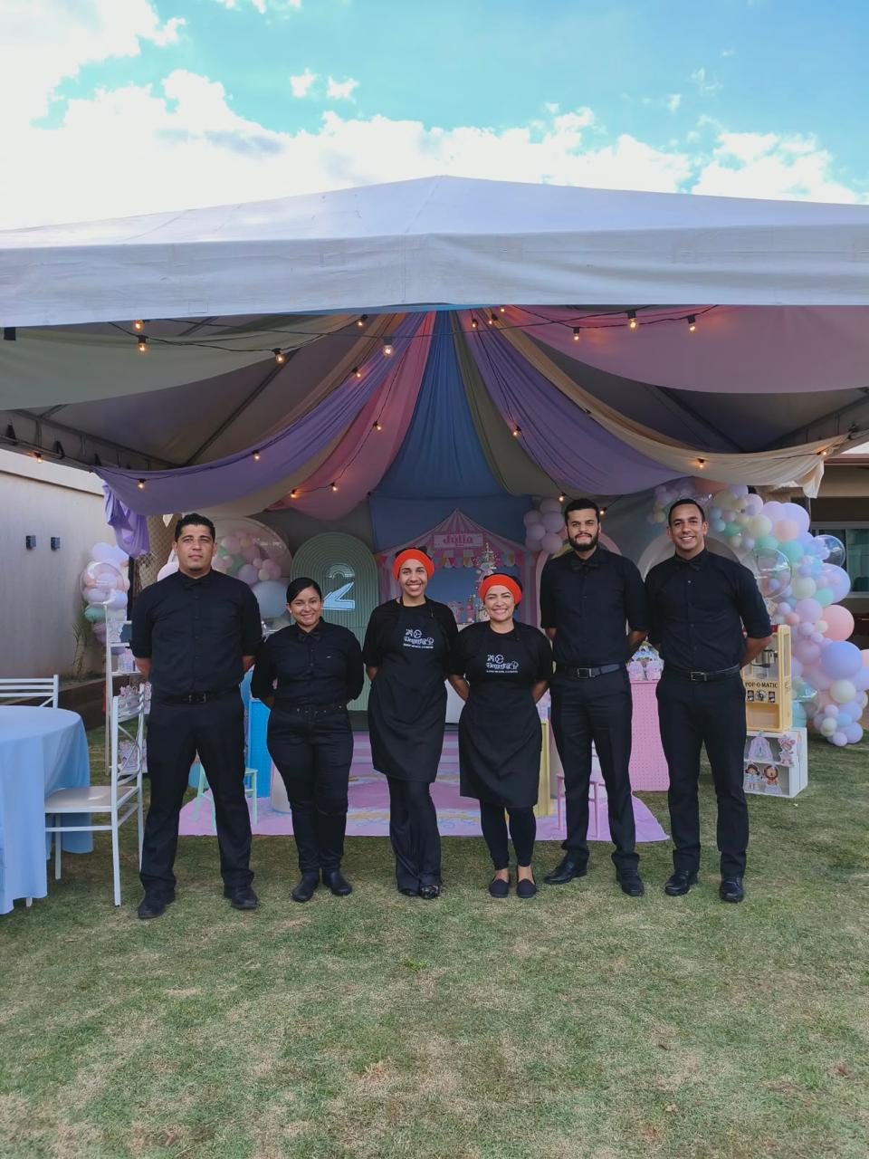 Equipe da Elementar em festa infantil decorada no jardim