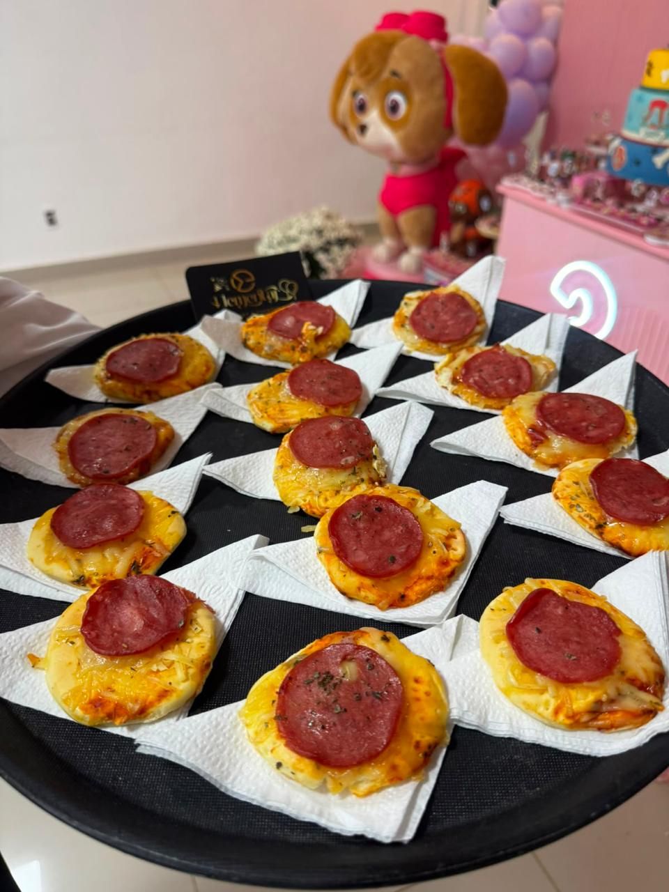 Bandeja de mini pizzas servida em uma festa infantil da Elementar