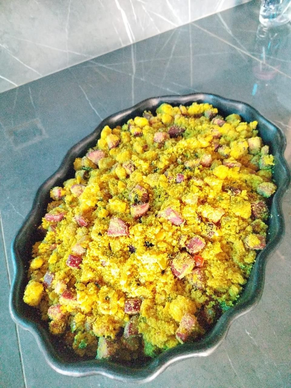 Travessa de feijão tropeiro com linguiça e couve