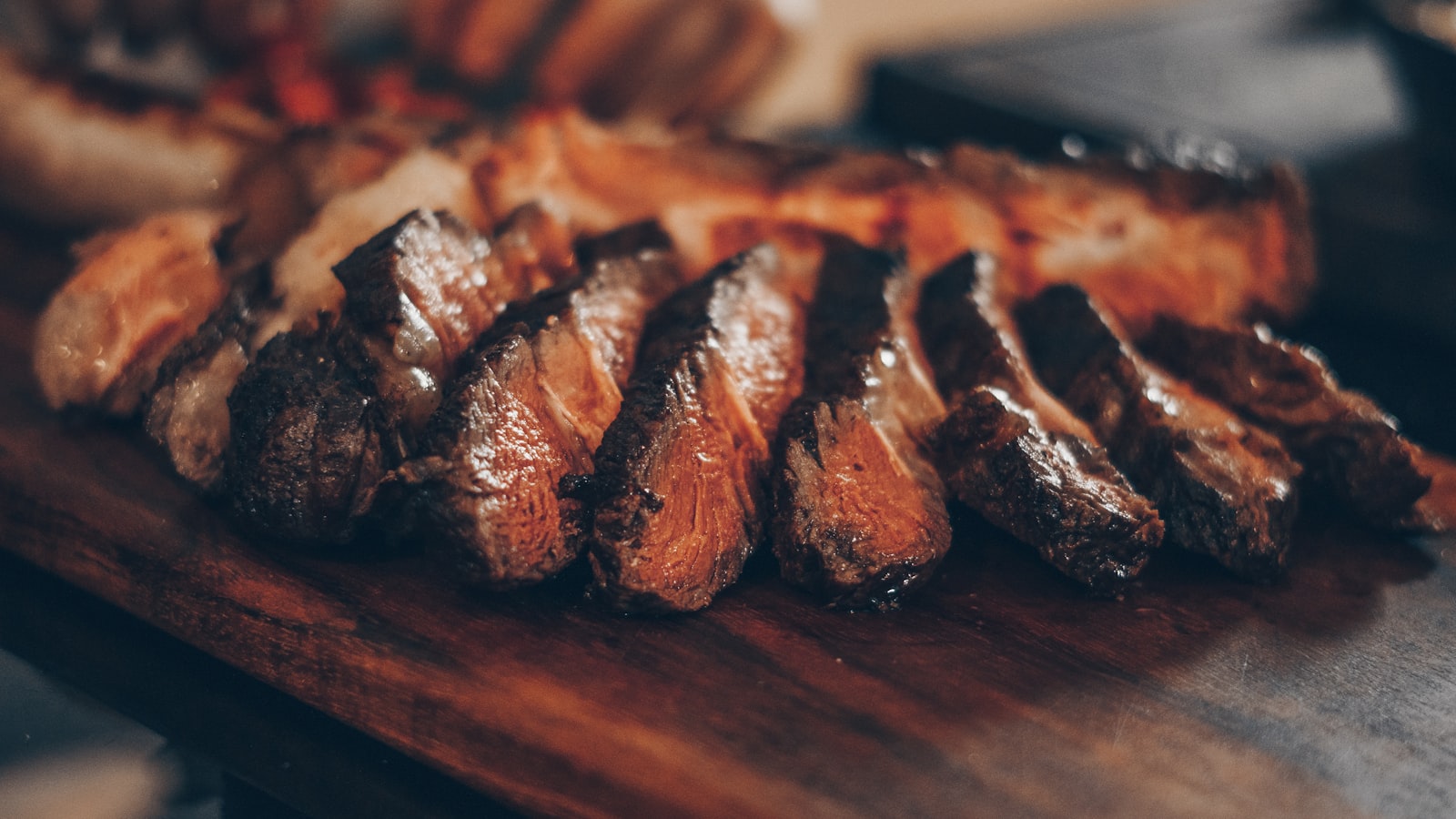 Churrasco na brasa com picanha fatiada, farofa e vinagrete