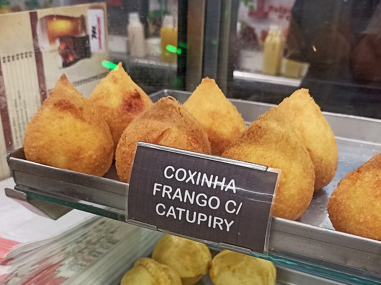 Coxinhas de frango com catupiry prontas para servir